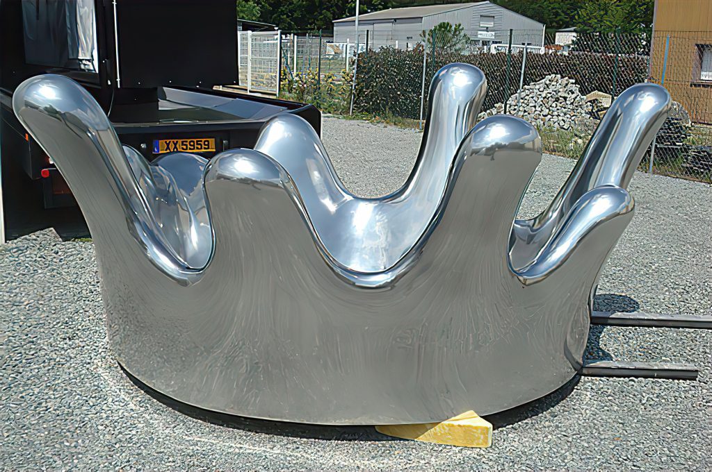 Sculpture sur mesure pour les professionnels : entreprises, architectes et collectivités Agrandissement XXL d'une couronne chromée en résine