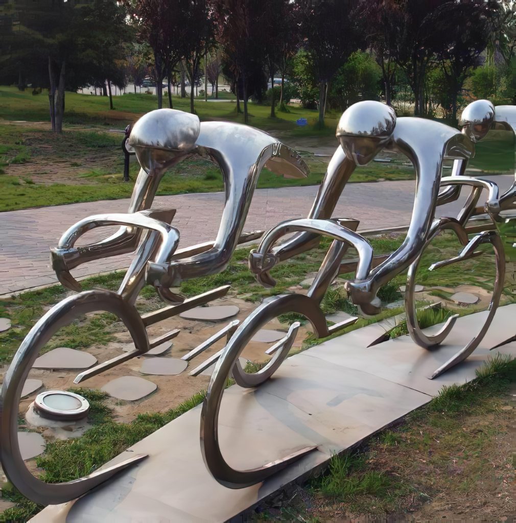 Sculpture sur mesure pour les professionnels : entreprises, architectes et collectivités Sculpture monumentale de cyclistes en résine chromée