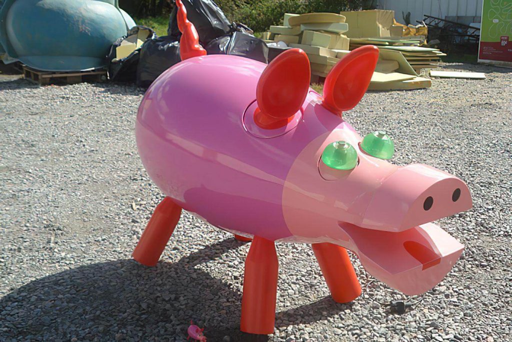 Sculpture sur mesure pour les professionnels : entreprises, architectes et collectivités Sculpture géante Cochon qui rit en résine