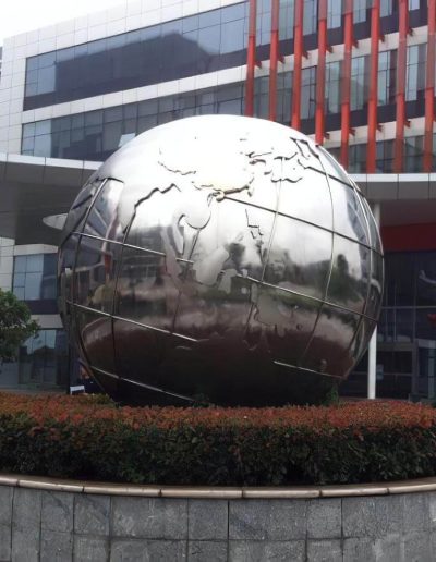 Sculpture-Terre-en-Métal-Chrome