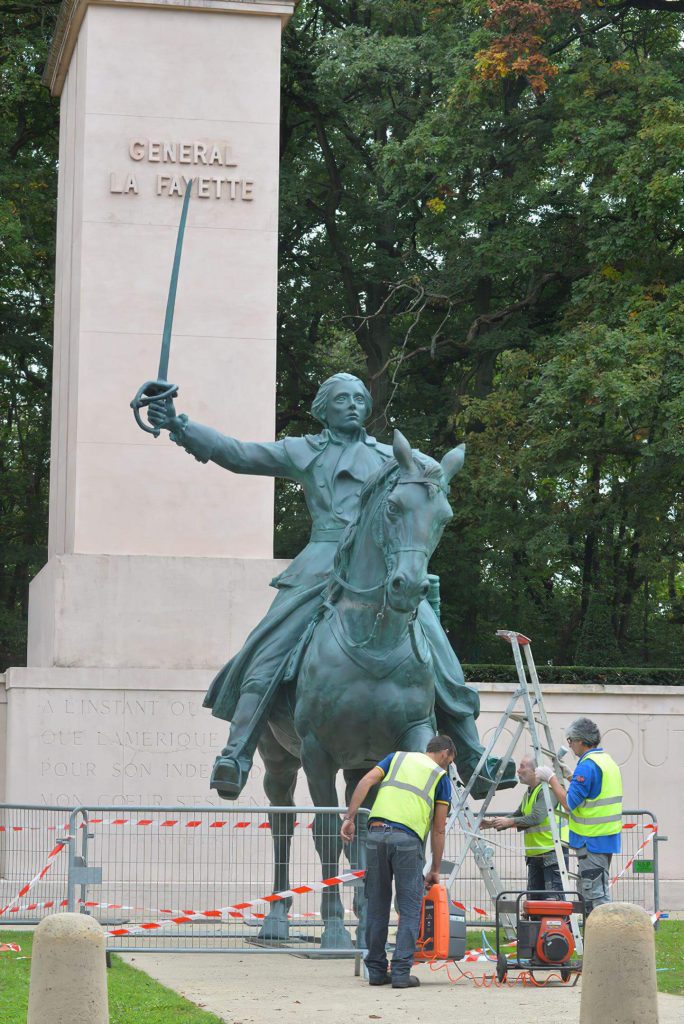 Sculpture sur mesure : guide complet pour créer une œuvre personnalisée Statue monumentale du Général Lafayette en résine patinée bronze à Versailles