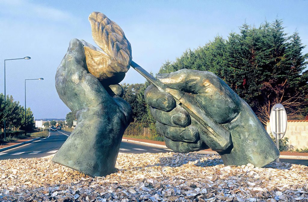Sculpture sur mesure : guide complet pour créer une œuvre personnalisée Sculptures géantes représentant des mains et une huître