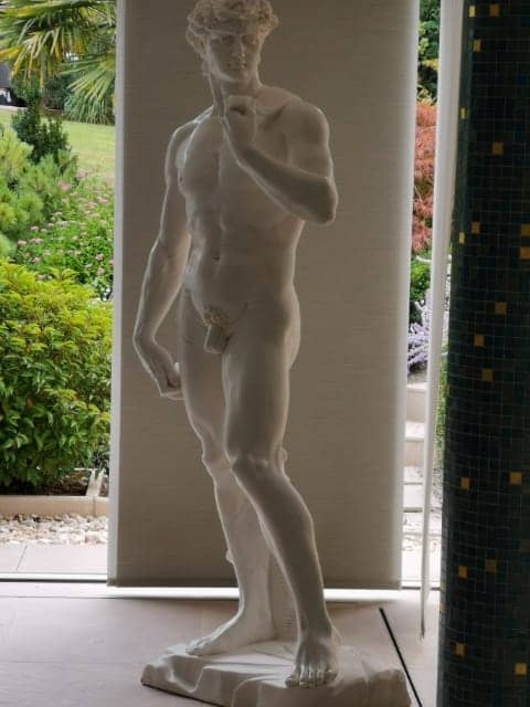 Installation Statue finale en marbre de David Michelange 2 Installation Statue finale en marbre de David Michel-Ange 2 – David de Michel-Ange